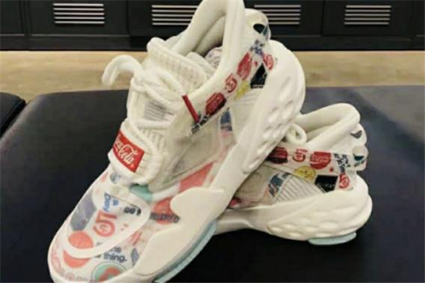 安踏可口可樂(lè)聯(lián)名多少錢(qián) 安踏可口可樂(lè)霸道鞋在哪買(mǎi) 安踏可口可樂(lè)聯(lián)名多少錢(qián) 安踏可口可樂(lè)霸道鞋在哪買(mǎi)