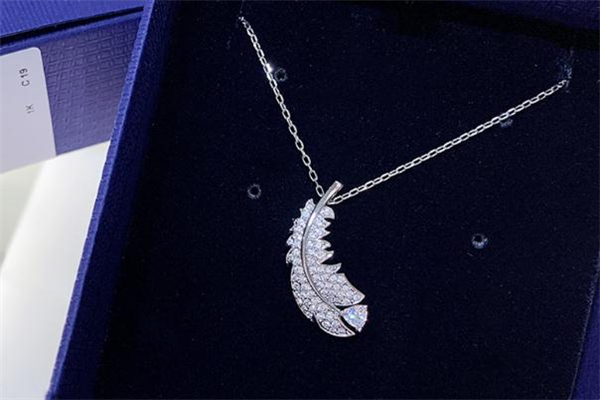 施華洛世奇羽毛項鏈寓意 施華洛世奇羽毛項鏈好看嗎 施華洛世奇羽毛項鏈寓意 施華洛世奇羽毛項鏈好看嗎