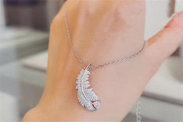 施華洛世奇羽毛項鏈寓意 施華洛世奇羽毛項鏈好看嗎 施華洛世奇羽毛項鏈寓意 施華洛世奇羽毛項鏈好看嗎