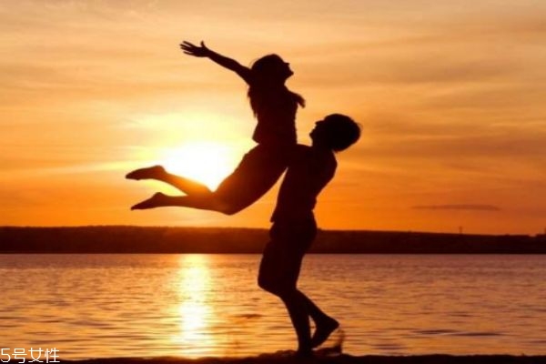 男朋友比較害羞怎么辦呢 為什么男朋友從來(lái)不說(shuō)情話呢 男朋友比較害羞怎么辦呢 為什么男朋友從來(lái)不說(shuō)情話呢