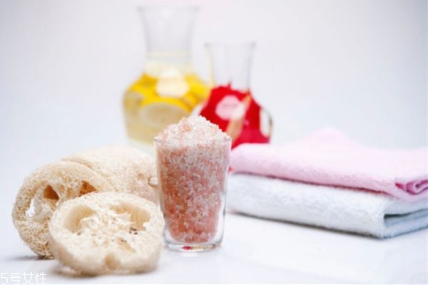 沐浴鹽可以洗臉嗎 沐浴鹽的作用 沐浴鹽可以洗臉嗎 沐浴鹽的作用