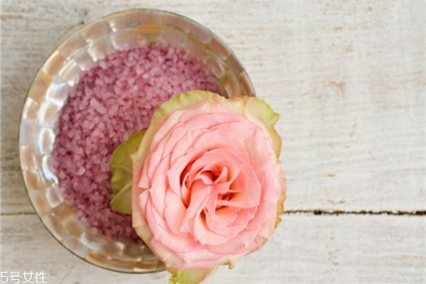 沐浴鹽可以洗臉嗎 沐浴鹽的作用 沐浴鹽可以洗臉嗎 沐浴鹽的作用