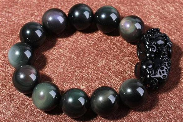 彩虹眼黑曜石功效 彩虹眼黑曜石適合什么人戴 彩虹眼黑曜石功效 彩虹眼黑曜石適合什么人戴