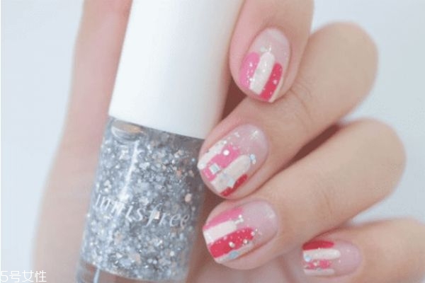 美甲怎么涂得均勻 超簡(jiǎn)單的美甲教程 美甲怎么涂得均勻 超簡(jiǎn)單的美甲教程