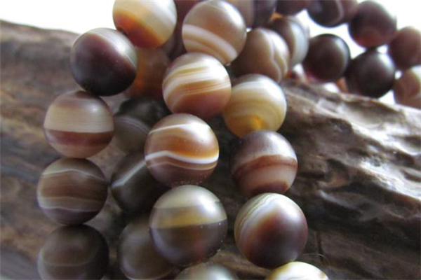 纏絲瑪瑙是什么 纏絲瑪瑙的功效與作用 纏絲瑪瑙是什么 纏絲瑪瑙的功效與作用