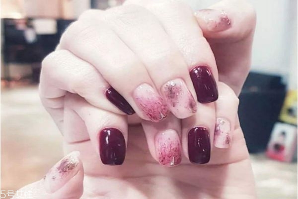 夏季暈染美甲教程 暈染漸變美甲教程步驟 夏季暈染美甲教程 暈染漸變美甲教程步驟