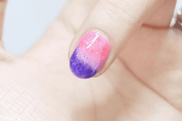 夏季暈染美甲教程 暈染漸變美甲教程步驟 夏季暈染美甲教程 暈染漸變美甲教程步驟