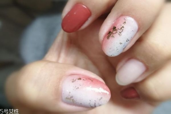 夏季暈染美甲教程 暈染漸變美甲教程步驟 夏季暈染美甲教程 暈染漸變美甲教程步驟