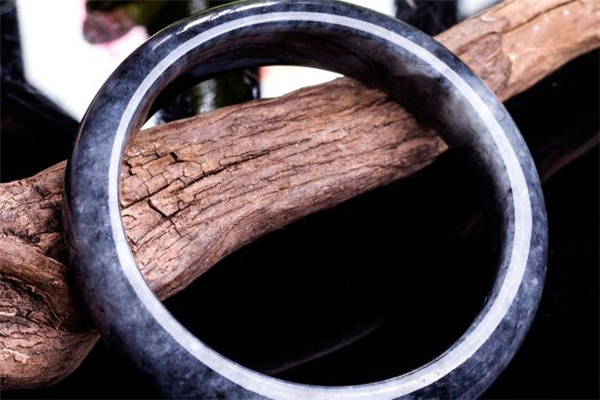 烏雞種翡翠手鐲價格 烏雞種翡翠值錢嗎 烏雞種翡翠手鐲價格 烏雞種翡翠值錢嗎