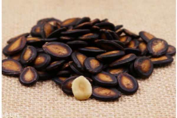 西瓜子有什么營養(yǎng)價(jià)值呢 西瓜子吃了會(huì)長胖嗎 西瓜子有什么營養(yǎng)價(jià)值呢 西瓜子吃了會(huì)長胖嗎