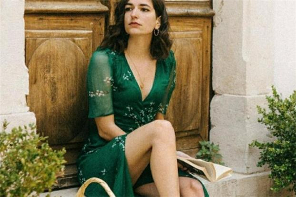 v領(lǐng)連衣裙什么顏色好看 v領(lǐng)連衣裙穿搭技巧 v領(lǐng)連衣裙什么顏色好看 v領(lǐng)連衣裙穿搭技巧