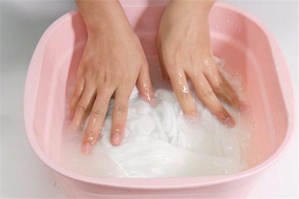 衣服發(fā)黃可以用蘇打粉洗嗎 小蘇打怎么洗發(fā)黃的衣服 衣服發(fā)黃可以用蘇打粉洗嗎 小蘇打怎么洗發(fā)黃的衣服