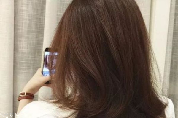 黑茶色和自然黑的區(qū)別 黑茶色與黑色頭發(fā)對比 黑茶色和自然黑的區(qū)別 黑茶色與黑色頭發(fā)對比