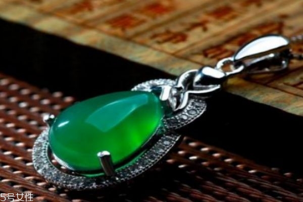 綠玉髓盛產(chǎn)哪里呢 綠玉髓的收藏價值是什么呢 綠玉髓盛產(chǎn)哪里呢 綠玉髓的收藏價值是什么呢