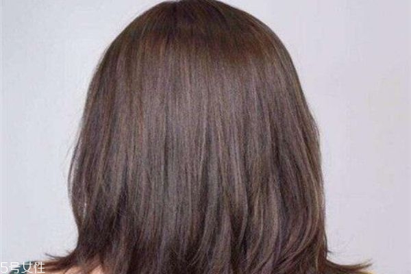 黑茶色和自然黑的區(qū)別 黑茶色與黑色頭發(fā)對比 黑茶色和自然黑的區(qū)別 黑茶色與黑色頭發(fā)對比