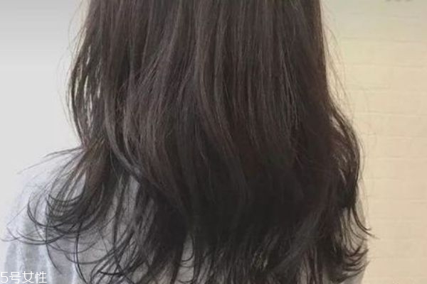 黑茶色和自然黑的區(qū)別 黑茶色與黑色頭發(fā)對比 黑茶色和自然黑的區(qū)別 黑茶色與黑色頭發(fā)對比