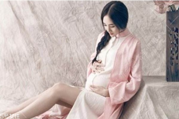 水中分娩寶寶會(huì)嗆水嗎 水中分娩需要滿足什么條件 水中分娩寶寶會(huì)嗆水嗎 水中分娩需要滿足什么條件