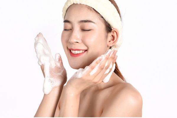 牙膏洗臉能去痘痘嗎 牙膏洗臉的好處 牙膏洗臉能去痘痘嗎 牙膏洗臉的好處