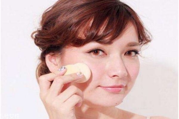 秋季化妝后出油怎么補(bǔ)救 補(bǔ)妝小技巧 秋季化妝后出油怎么補(bǔ)救 補(bǔ)妝小技巧