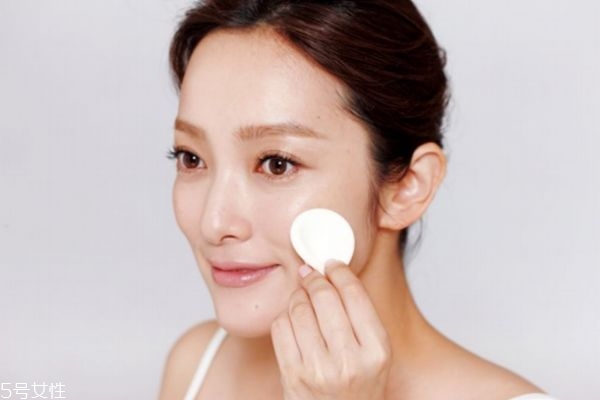 妝后出油怎么補(bǔ)妝 臉上出油脫妝怎么補(bǔ)妝 妝后出油怎么補(bǔ)妝 臉上出油脫妝怎么補(bǔ)妝
