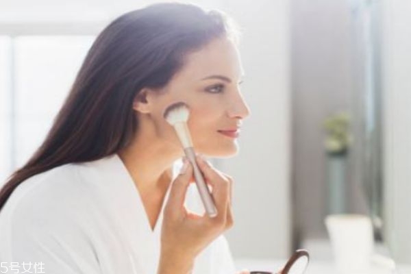妝后出油怎么補(bǔ)妝 臉上出油脫妝怎么補(bǔ)妝 妝后出油怎么補(bǔ)妝 臉上出油脫妝怎么補(bǔ)妝