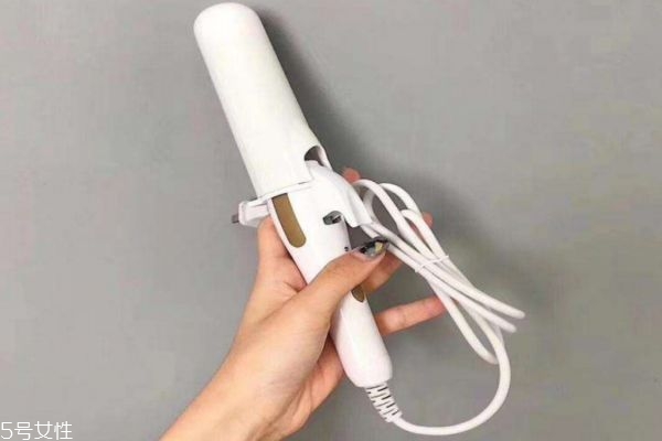 一次性卷發(fā)棒傷頭發(fā)嗎 使用卷發(fā)棒的誤區(qū)是什么 一次性卷發(fā)棒傷頭發(fā)嗎 使用卷發(fā)棒的誤區(qū)是什么