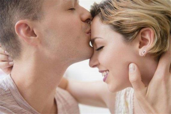 女朋友不開心怎么哄 女朋友不開心怎么安慰 女朋友不開心怎么哄 女朋友不開心怎么安慰