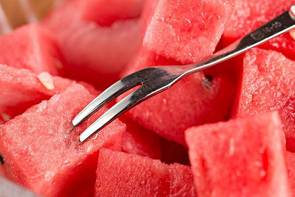 西瓜不能與什么一起吃 什么人不適合吃西瓜 西瓜不能與什么一起吃 什么人不適合吃西瓜