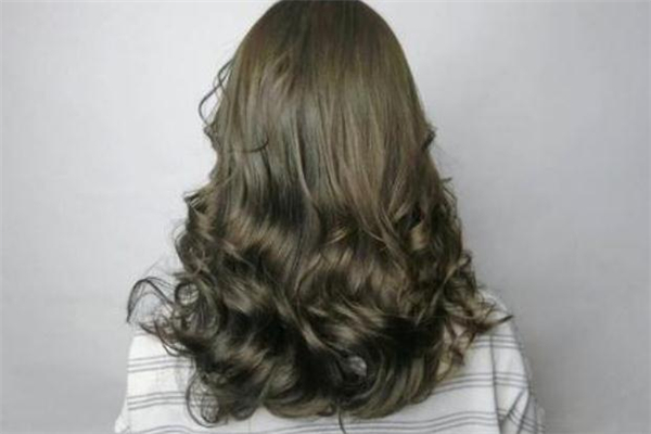 冷棕色適合什么膚色 冷棕色頭發(fā)顯白嗎 冷棕色適合什么膚色 冷棕色頭發(fā)顯白嗎