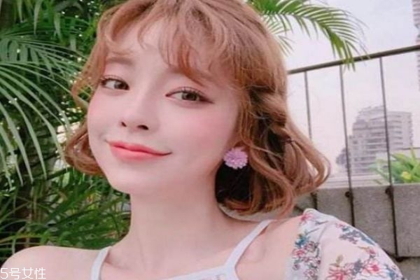 扎什么頭發(fā)顯氣質 顯氣質的扎發(fā)型女 扎什么頭發(fā)顯氣質 顯氣質的扎發(fā)型女