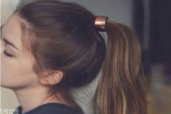 扎什么頭發(fā)顯氣質 顯氣質的扎發(fā)型女 扎什么頭發(fā)顯氣質 顯氣質的扎發(fā)型女