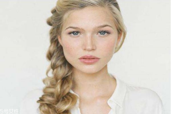 扎什么頭發(fā)顯氣質 顯氣質的扎發(fā)型女 扎什么頭發(fā)顯氣質 顯氣質的扎發(fā)型女