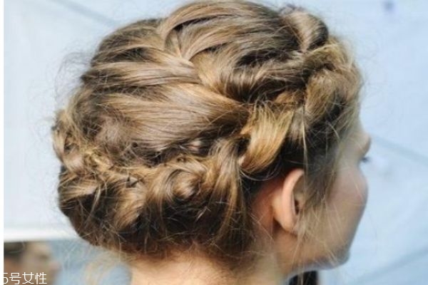 扎什么頭發(fā)顯氣質 顯氣質的扎發(fā)型女 扎什么頭發(fā)顯氣質 顯氣質的扎發(fā)型女