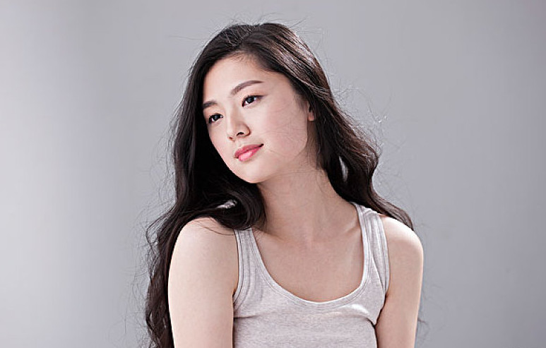 自然卷女生適合什么劉海 中分的劉海更有型 自然卷女生適合什么劉海 中分的劉海更有型