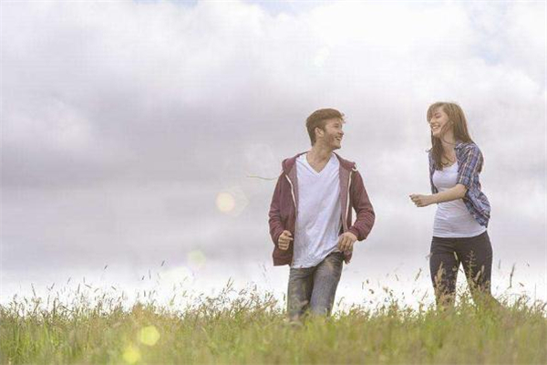 女朋友說肚子疼怎么回答 女朋友說肚子疼標準答案 女朋友說肚子疼怎么回答 女朋友說肚子疼標準答案
