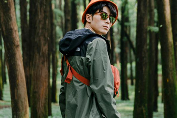 沖鋒衣沾了油漬怎么洗 沖鋒衣上面弄到油漬怎么辦 沖鋒衣沾了油漬怎么洗 沖鋒衣上面弄到油漬怎么辦