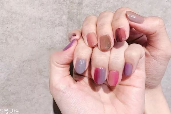 秋天適合的美甲款式 適合秋天的美甲圖片 秋天適合的美甲款式 適合秋天的美甲圖片