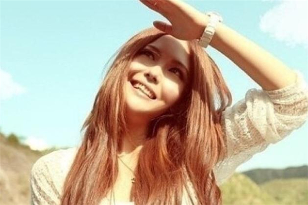 淺金亞麻色是什么顏色 淺金亞麻色顯白嗎 淺金亞麻色是什么顏色 淺金亞麻色顯白嗎