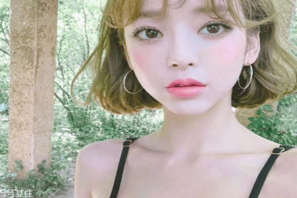 染發(fā)哪種顏色顯皮膚白皙 亞麻色系列的頭發(fā)顏色 染發(fā)哪種顏色顯皮膚白皙 亞麻色系列的頭發(fā)顏色