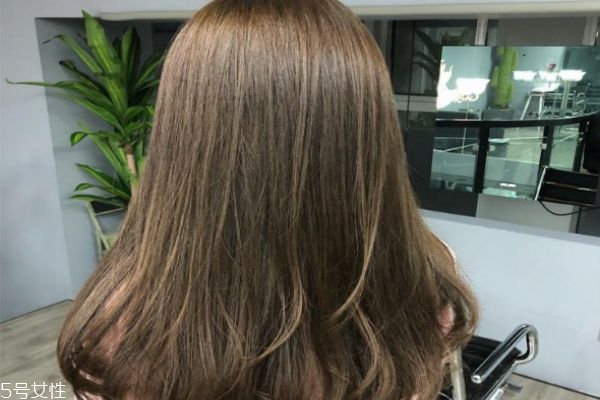 長(zhǎng)發(fā)適合染什么顏色 2019年流行發(fā)型及顏色 長(zhǎng)發(fā)適合染什么顏色 2019年流行發(fā)型及顏色