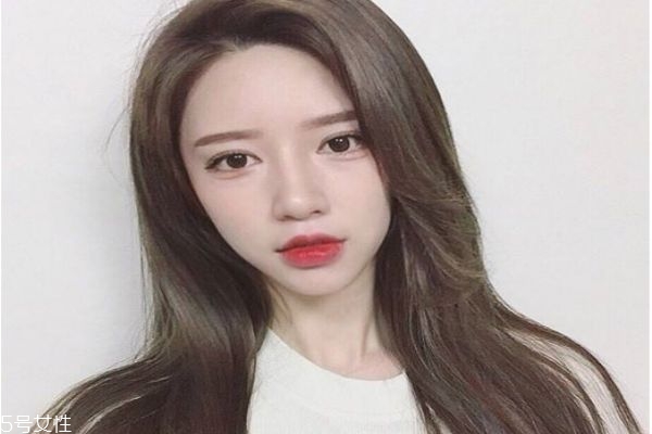 長(zhǎng)發(fā)適合染什么顏色 2019年流行發(fā)型及顏色 長(zhǎng)發(fā)適合染什么顏色 2019年流行發(fā)型及顏色