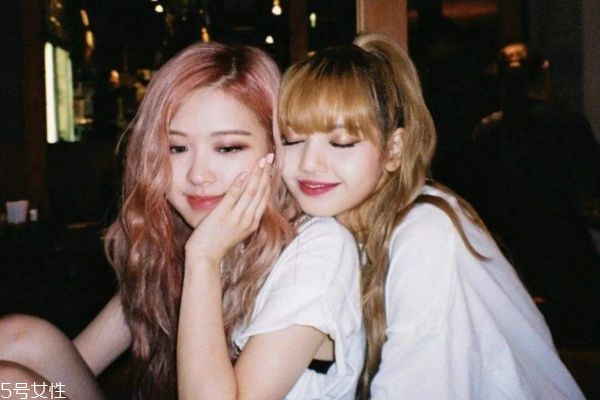 長(zhǎng)發(fā)適合染什么顏色 2019年流行發(fā)型及顏色 長(zhǎng)發(fā)適合染什么顏色 2019年流行發(fā)型及顏色