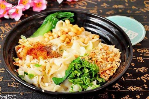 什么是油潑面呢 油潑面有什么營(yíng)養(yǎng)價(jià)值呢 什么是油潑面呢 油潑面有什么營(yíng)養(yǎng)價(jià)值呢