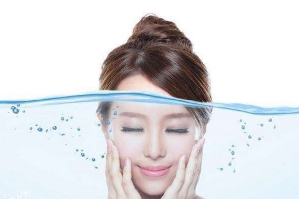 皮膚缺水會有什么危害呢 皮膚為什么會缺水呢 皮膚缺水會有什么危害呢 皮膚為什么會缺水呢