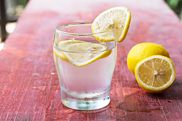 長期喝檸檬水會腐蝕牙齒嗎 怎么喝檸檬水不傷牙 長期喝檸檬水會腐蝕牙齒嗎 怎么喝檸檬水不傷牙