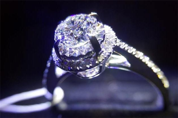 通靈藍(lán)色火焰鉆戒價格 通靈藍(lán)色火焰多少切面 通靈藍(lán)色火焰鉆戒價格 通靈藍(lán)色火焰多少切面