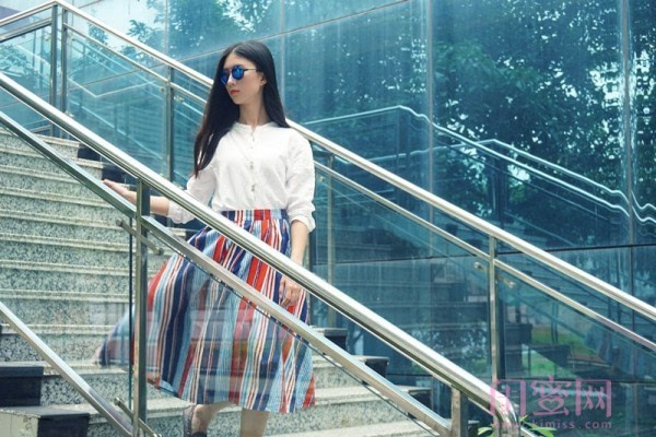 白色上衣配什么顏色的短裙 白色上衣只配藍色裙子好看嗎 白色上衣配什么顏色的短裙 白色上衣只配藍色裙子好看嗎