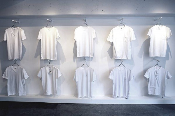 白色上衣配什么顏色的短裙 白色上衣只配藍色裙子好看嗎 白色上衣配什么顏色的短裙 白色上衣只配藍色裙子好看嗎