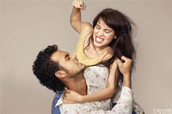 冷暴力是怎樣形成的 如何回應(yīng)男友的冷暴力 冷暴力是怎樣形成的 如何回應(yīng)男友的冷暴力