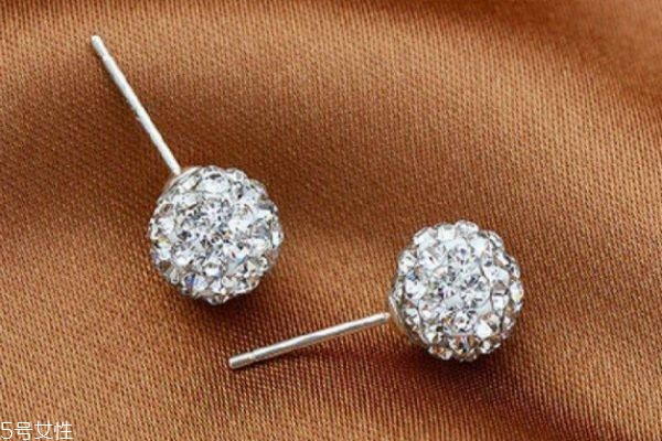 銀耳環(huán)和鐵耳環(huán)有什么區(qū)別呢 銀耳環(huán)有什么好處呢 銀耳環(huán)和鐵耳環(huán)有什么區(qū)別呢 銀耳環(huán)有什么好處呢